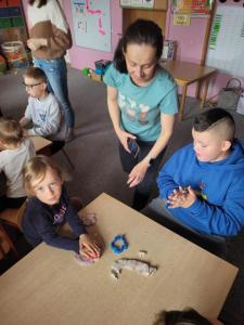 Odwiedziny z uśmiechem- przedszkolaki poznają nowych przyjaciół