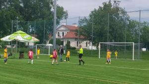 Uczniowie na zawodach sportowych "Puchar Tymbarku"