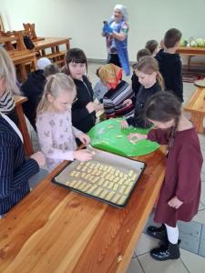Warsztaty kl. II z kiszenia kapusty i pieczenia kruchych ciasteczek
