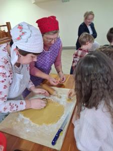 Warsztaty kl. II z kiszenia kapusty i pieczenia kruchych ciasteczek