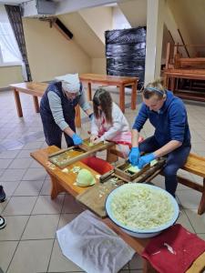 Warsztaty kl. II z kiszenia kapusty i pieczenia kruchych ciasteczek