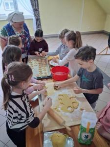 Warsztaty kl. II z kiszenia kapusty i pieczenia kruchych ciasteczek