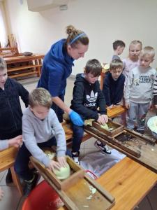 Warsztaty kl. II z kiszenia kapusty i pieczenia kruchych ciasteczek