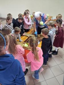 Warsztaty kl. II z kiszenia kapusty i pieczenia kruchych ciasteczek