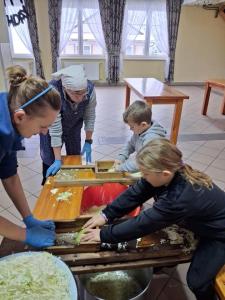 Warsztaty kl. II z kiszenia kapusty i pieczenia kruchych ciasteczek