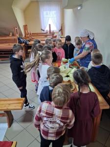 Warsztaty kl. II z kiszenia kapusty i pieczenia kruchych ciasteczek