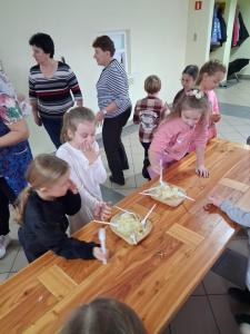 Warsztaty kl. II z kiszenia kapusty i pieczenia kruchych ciasteczek
