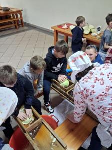 Warsztaty kl. II z kiszenia kapusty i pieczenia kruchych ciasteczek