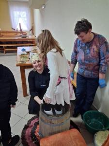 Warsztaty kl. II z kiszenia kapusty i pieczenia kruchych ciasteczek