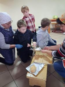 Warsztaty kl. II z kiszenia kapusty i pieczenia kruchych ciasteczek