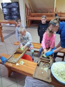 Warsztaty kl. II z kiszenia kapusty i pieczenia kruchych ciasteczek