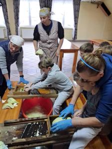 Warsztaty kl. II z kiszenia kapusty i pieczenia kruchych ciasteczek